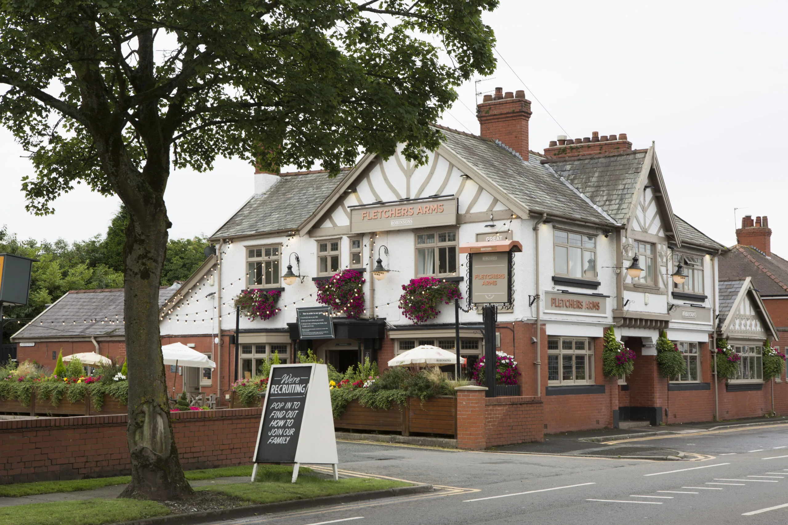 ALMOND FAMILY CELEBRATE 20 YEARS AT FLETCHERS ARMS