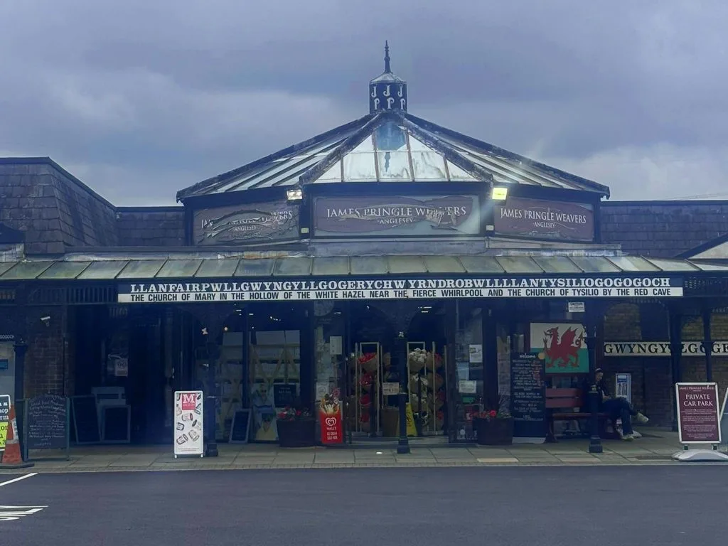 Llanfairpwllgwyngyllgogerychwyrndrobwllllantysiliogogogoch