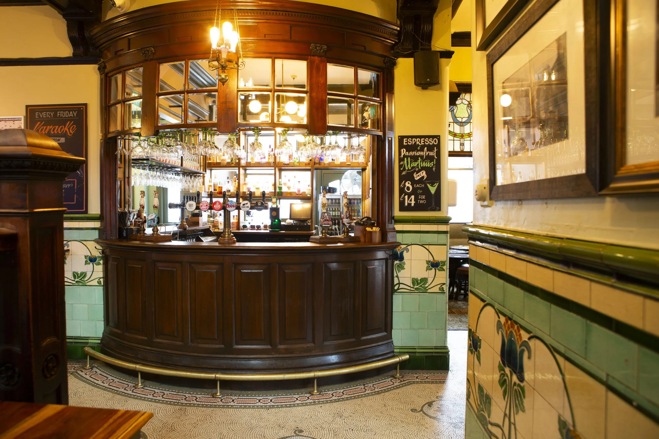 GRADE II LISTED PUB RE-OPENS WITH IMPRESSIVE NEW BAR