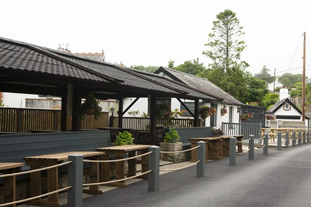 Glyn Y Weddw Arms outside covered seating